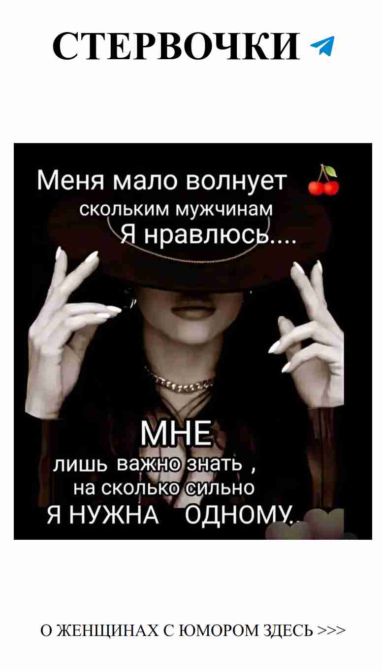 Забавные моменты любви на пляже с шляпой и руками вверх